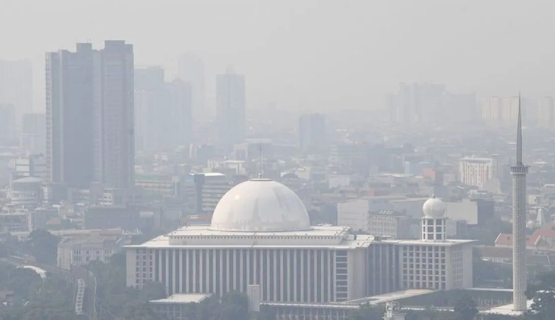 Masjid Istiqlal yang tertutup polusi di Jakarta, Jumat (21/6/2024).