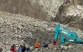 Suasana proses evakuasi korban longsor di Gunung Kuda Cirebon, Jawa Barat, Jumat (30/5/2025). 