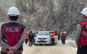 Petugas gabungan saat mengevakuasi tiga jenazah korban longsor di Gunung Kuda Cirebon, Jawa Barat, Sabtu (31/5/2025). (Fathnur Rohman)