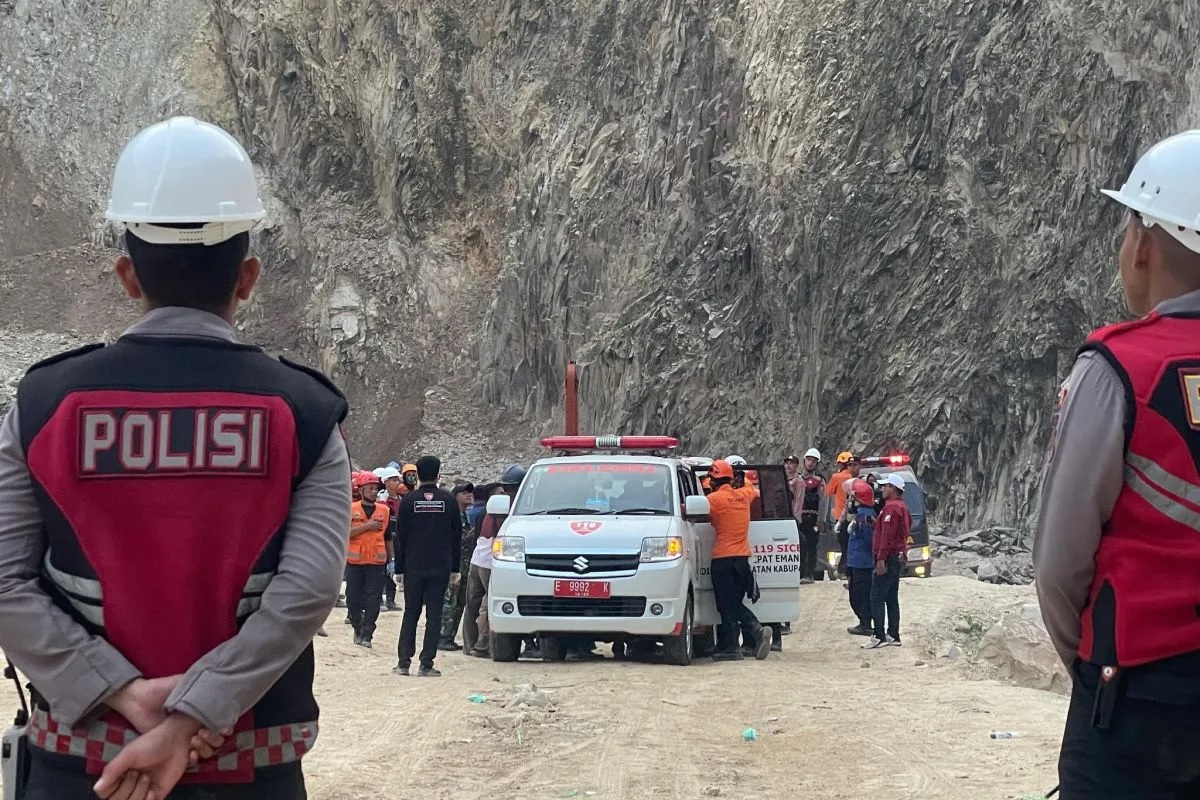 Petugas gabungan saat mengevakuasi tiga jenazah korban longsor di Gunung Kuda Cirebon, Jawa Barat, Sabtu (31/5/2025). (Fathnur Rohman)
