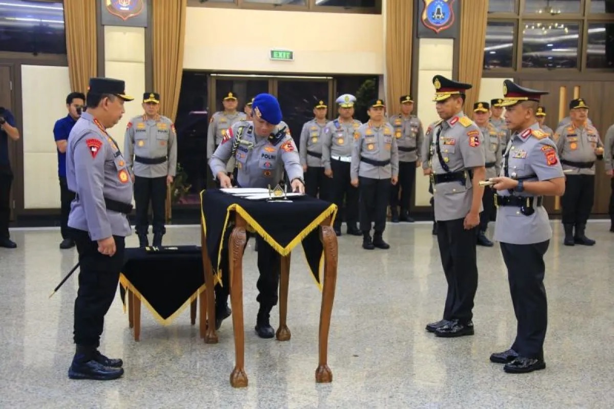 Kapolri Jenderal Pol. Listyo Sigit Prabowo memimpin langsung upacara serah terima jabatan (sertijab) dua perwira tinggi Polri, yakni Kapolda Jawa Barat (Jabar) dan Kepala Pusat Sejarah (Kapusjarah) Polri di Gedung Rupatama Mabes Polri, Jakarta, Senin (5/5/2025). (Divisi Humas Polri)