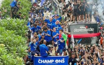 Para pemain Persib Bandung saat melakukan arak-arakan menggunakan kendaraan bus Bandung On The Tour (Bandros) dari Gerbang Tol Pasteur menuju titik akhir di Gedung Sate, Kota Bandung, Sabtu (1/6/2024). (Rubby Jovan)