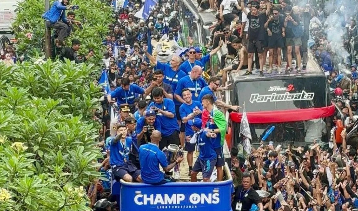 Para pemain Persib Bandung saat melakukan arak-arakan menggunakan kendaraan bus Bandung On The Tour (Bandros) dari Gerbang Tol Pasteur menuju titik akhir di Gedung Sate, Kota Bandung, Sabtu (1/6/2024). (Rubby Jovan)