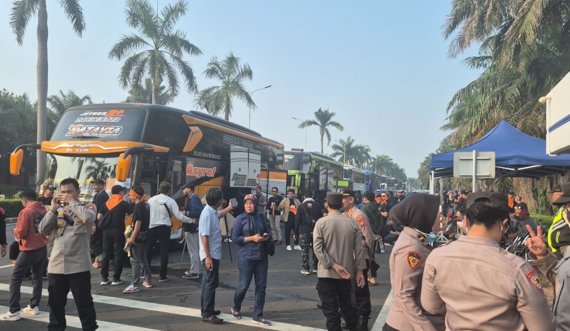 Rombongan bus membawa massa buruh di kawasan industri EJIP Cikarang, Kabupaten Bekasi, Jawa Barat, bersiap menghadiri peringatan May Day menuju Lapangan Monas, Kamis (1/5/2025).