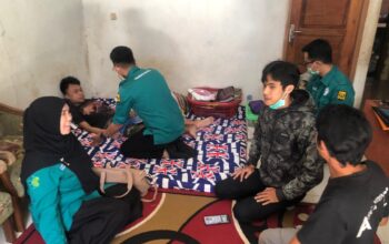 DICEK : Petugas Puskesmas Sukaraja, saat memeriksa kesehatan Muhammad Abi Rahman Saputra (19), pemuda asal Kampung Sayang, RT 02/RW 01, Desa Margaluyu, Kecamatan Sukaraja, Kabupaten Sukabumi, yang menderita penyakit langka osteogenesis imperfecta atau kerapuhan tulang. (FOTO : DENDI/RADAR SUKABUMI)