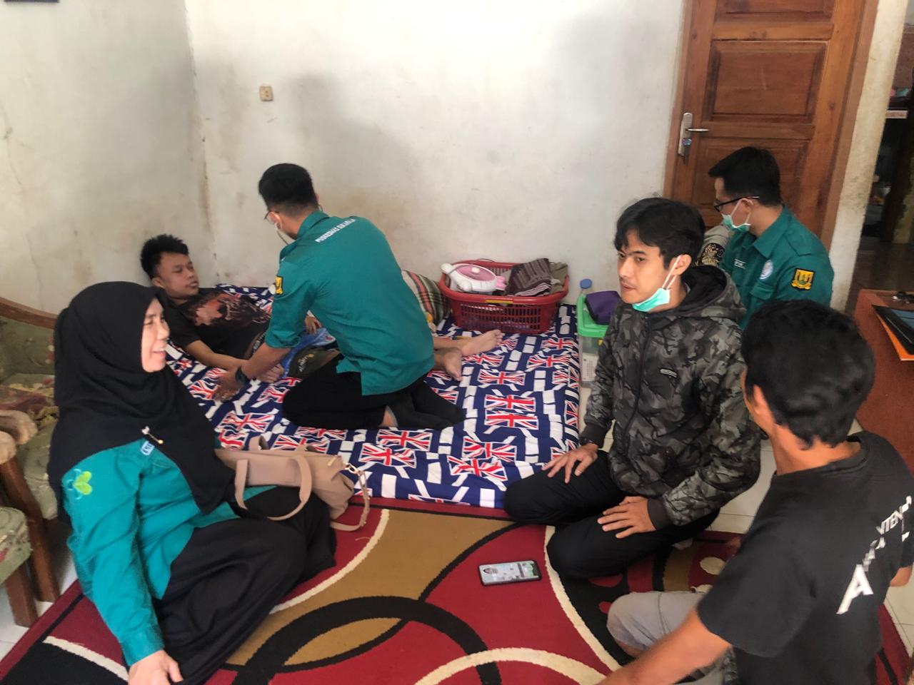 DICEK : Petugas Puskesmas Sukaraja, saat memeriksa kesehatan Muhammad Abi Rahman Saputra (19), pemuda asal Kampung Sayang, RT 02/RW 01, Desa Margaluyu, Kecamatan Sukaraja, Kabupaten Sukabumi, yang menderita penyakit langka osteogenesis imperfecta atau kerapuhan tulang. (FOTO : DENDI/RADAR SUKABUMI)