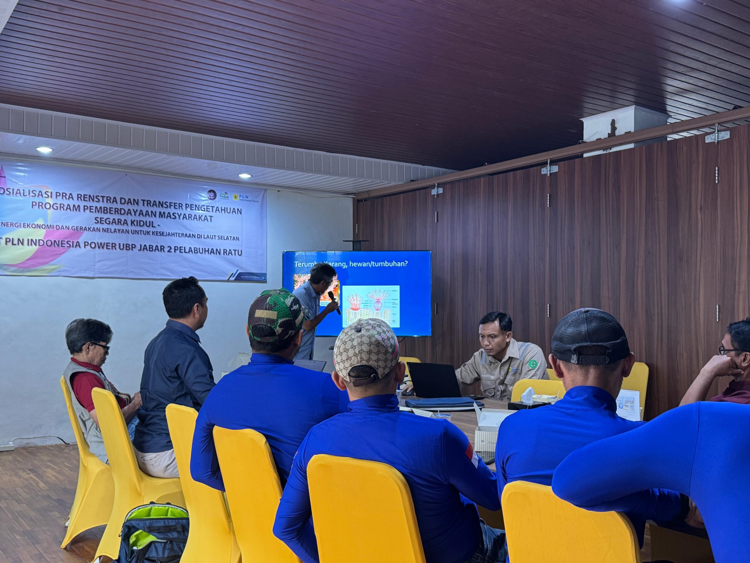 Suasana saat warga diskusi bareng PT PLN Indonesia Power Unit Bisnis Pembangkitan Jawa Barat 2 Palabuhanratu.(FOTO : NANDI/ RADARSUKABUMI)
