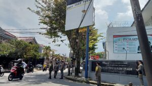 Satpol PP Kota Sukabumi Kembali Tertibkan Reklame Tak Berizin 