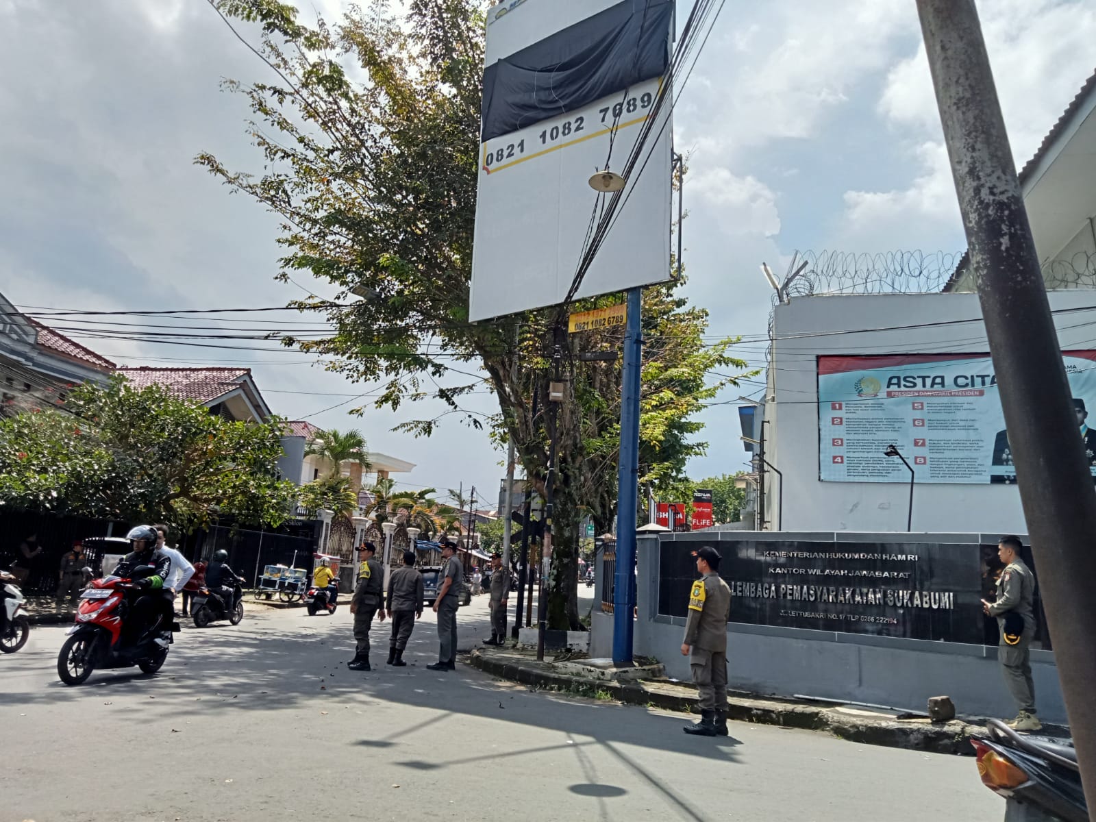 PENERTIBAN: Sejumlah personel Satpol PP dan Damkar Kota Sukabumi saat melakukan penertiban baliho di simpang Jalan Ahmad Yani, Senin (5/5).(FT: BAMBANG/RADARSUKABUMI )
