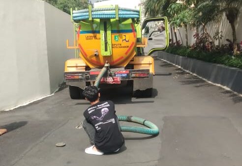 BEROPERASI: Sejumlah petugas UPT IPLT DPUTR Kota Sukabumi, saat melakukan penyedotan limbah tinja di wilayah kerjanya, belum lama ini. (FT: IST)