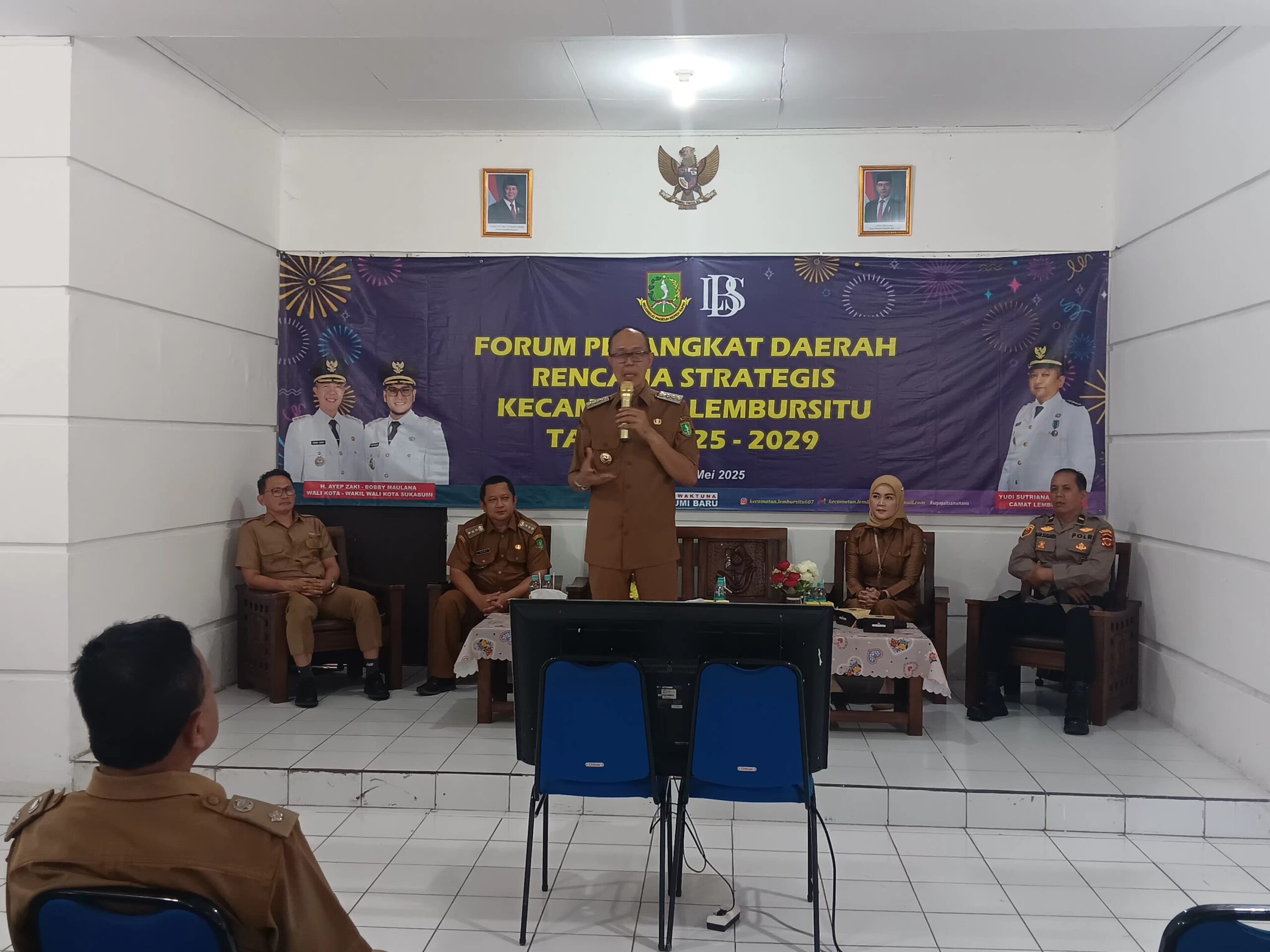 SAMBUTAN: Wali Kota Sukabumi Ayep Zaki saat memberikan sambutan dalam Forum Perangkat Daerah (FPD) dalam rangka penyusunan Rencana Strategis (Renstra) Kecamatan Lembursitu tahun 2025–2029, Senin (5/5).(FT: BAMBANG/RADARSUKABUMI)