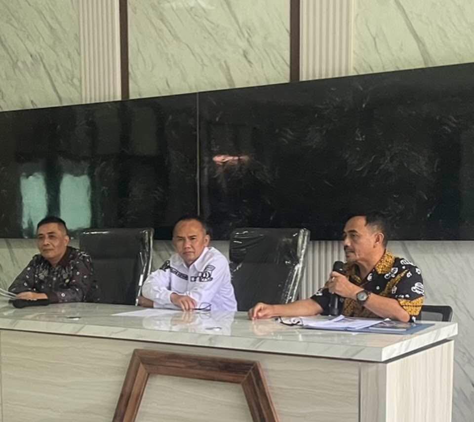 Kabid Pengawasan dan Pendistribusian Disdagin Kabupaten Sukabumi, Usep Setiawan bersama jajaranya saat foto bersama dengan Pemkot Sukabumi, usai membahas tata kelola pasar.