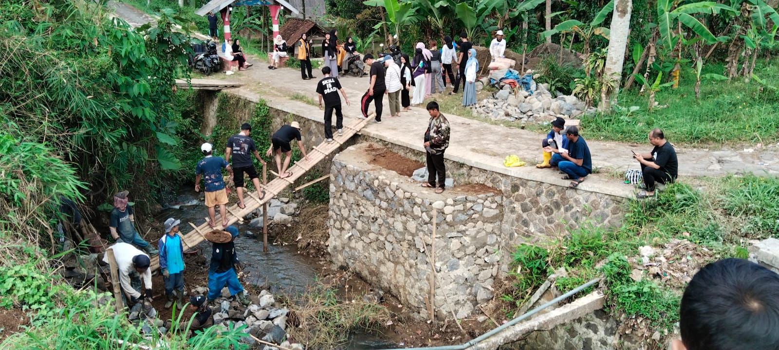 KOMPAK : Warga dan Pemdes Kebonpedes, saat gotong royong membangun jembatan Kampung Babakan Lame, RT 03/RW 01, Desa Kebonpedes.(FOTO : UNTUK RADAR SUKABUMI)