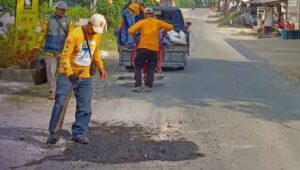 UPTD PU Jampangkulon Tambal Jalan Berlubang di Ruas Pasiripis – Ciracap