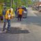 Suasana saat personil UPTD Dinas PU Wilayah Jampang Kulon tengah melakukan perbaikan jalan dengan tambal sulam.(FOTO : NANDI/ RADARSUKABUMI)