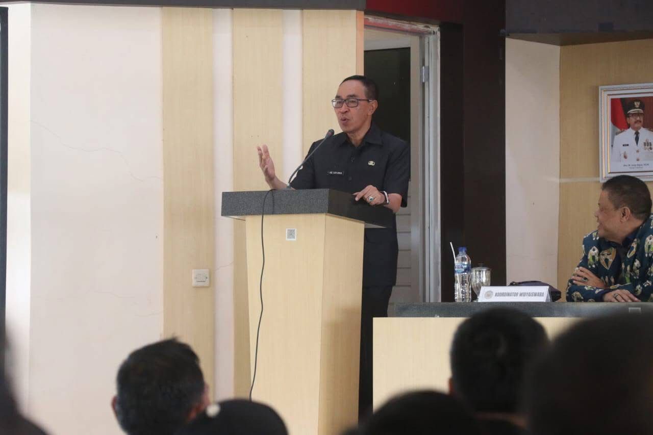 SAMBUTAN : Sekda Kabupaten Sukabumi, Ade Suryaman saat memberikan sambutannya pada Pembelajaran Klasikal Pelatihan Kepemimpinan Pengawas (PKP) angkatan IV di aula kantor BKPSM Kabupaten Sukabumi pada Senin (05/05).(FOTO : UNTUK RADAR SUKABUMI)