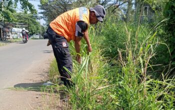MONITORING: Petugas BPBD Kota Sukabumi saat melakukan monitoring lokasi rawan banjir limpasan di wilayah kerjanya, Selasa (6/5).