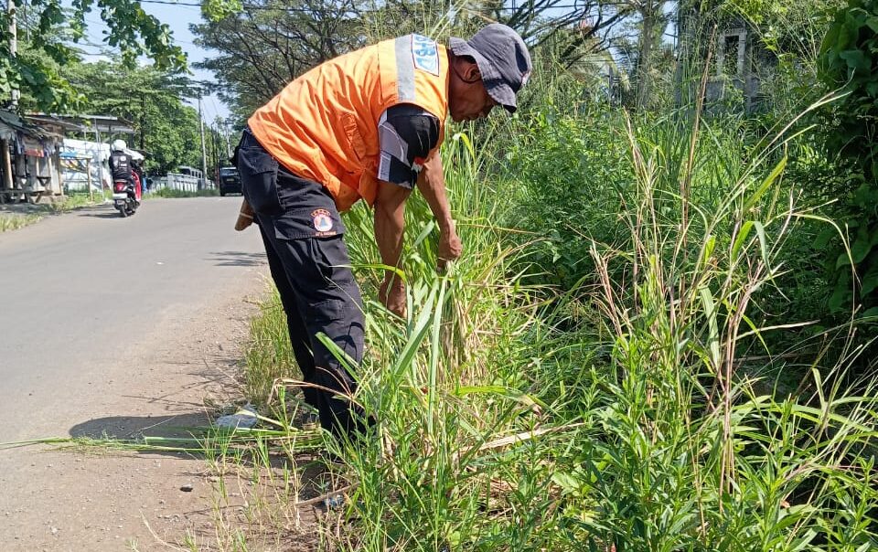 MONITORING: Petugas BPBD Kota Sukabumi saat melakukan monitoring lokasi rawan banjir limpasan di wilayah kerjanya, Selasa (6/5).