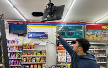 PEMBOBOLAN: Salah seorang karyawan minimarket di Jalan alternatif Lingkar Selatan Sukakarya Warudoyong Kota Sukabumi, saat memperlihatkan atap toko yang dibobol maling, belum lama ini.(FT: IST)