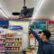 PEMBOBOLAN: Salah seorang karyawan minimarket di Jalan alternatif Lingkar Selatan Sukakarya Warudoyong Kota Sukabumi, saat memperlihatkan atap toko yang dibobol maling, belum lama ini.(FT: IST)