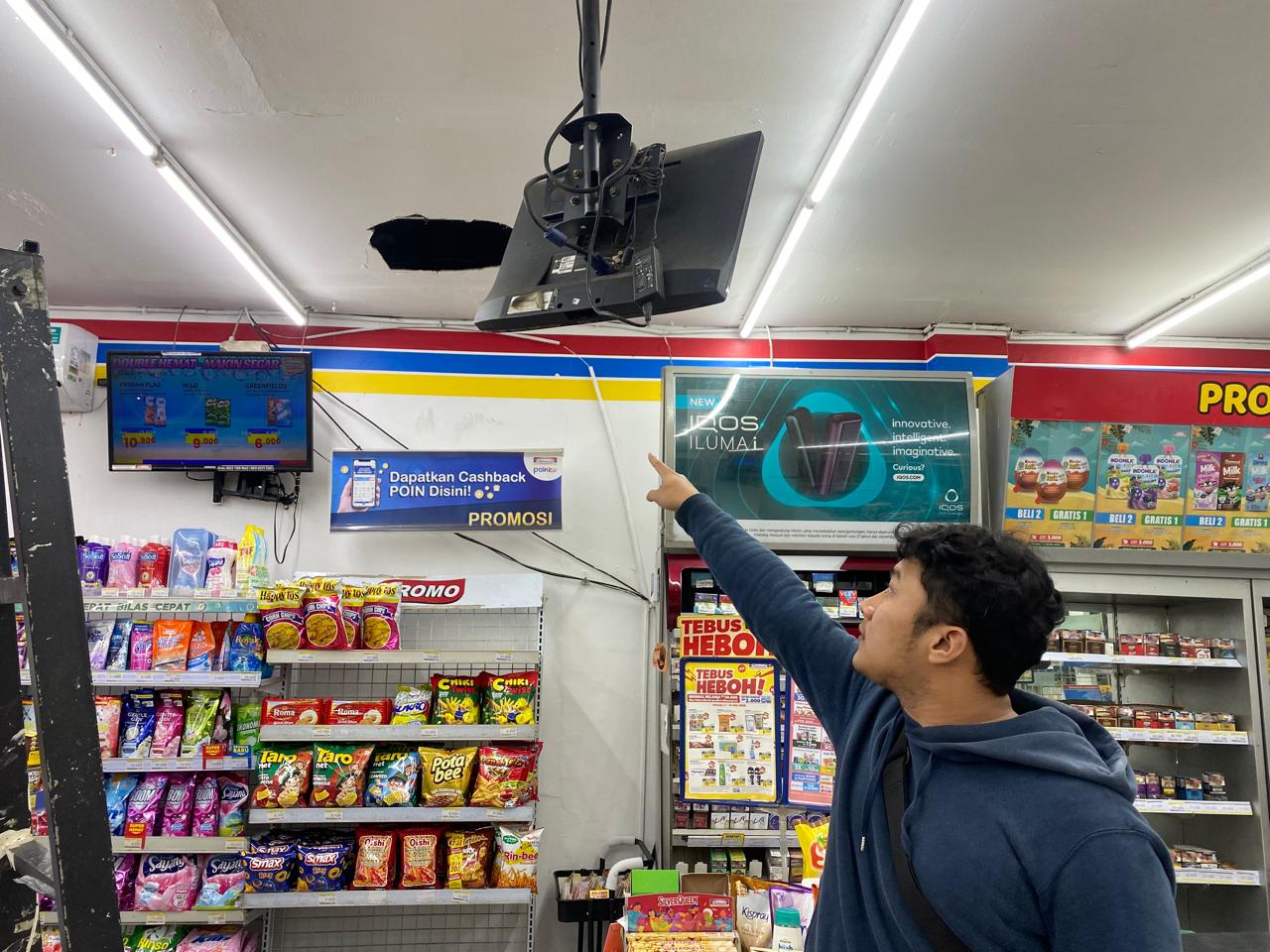 PEMBOBOLAN: Salah seorang karyawan minimarket di Jalan alternatif Lingkar Selatan Sukakarya Warudoyong Kota Sukabumi, saat memperlihatkan atap toko yang dibobol maling, belum lama ini.(FT: IST)