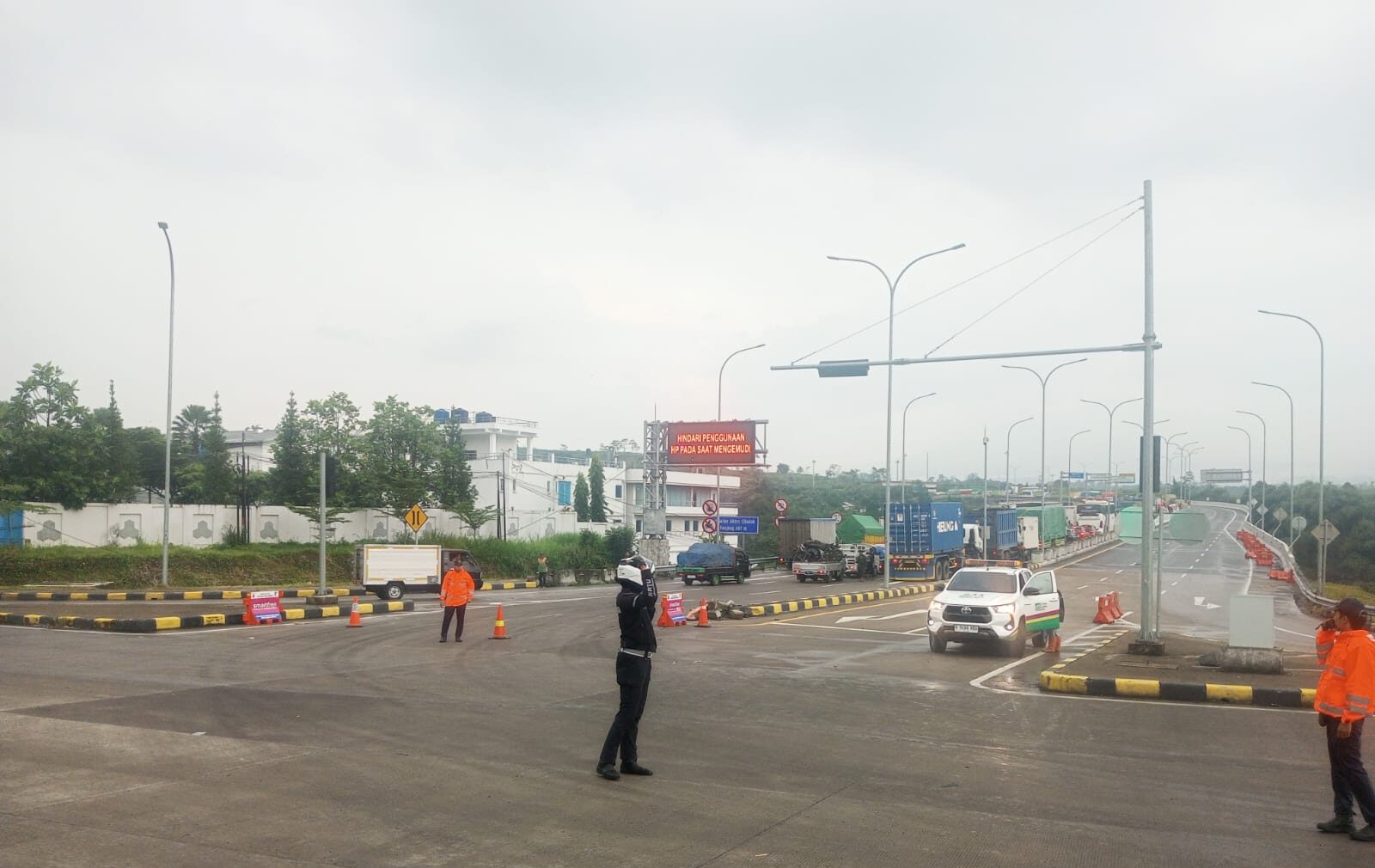 DIJAGA : Petugas Satlantas Polres Sukabumi, saat tengah berjaga di Simpang Tiga Exit Tol Parungkuda pada Selasa (06/05) siang.(FOTO : UNTUK RADAR SUKABUMI)