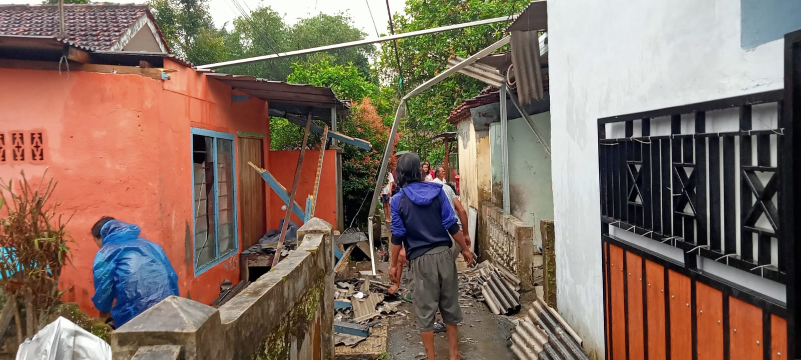 Ratusan rumah dan beberapa fasilitas umum rusak akibat bencana alam yang terjadi Selasa (06/05).