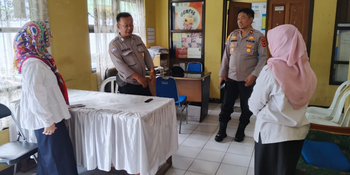 PATROLI: Kapolsek Cikole, Kompol Ma’ruf Murdiant bersama Bhabinkamtibmas melaksanakan kegiatan patroli sekaligus silaturahmi ke kantor Kelurahan Cikole, Rabu (7/5/2025).