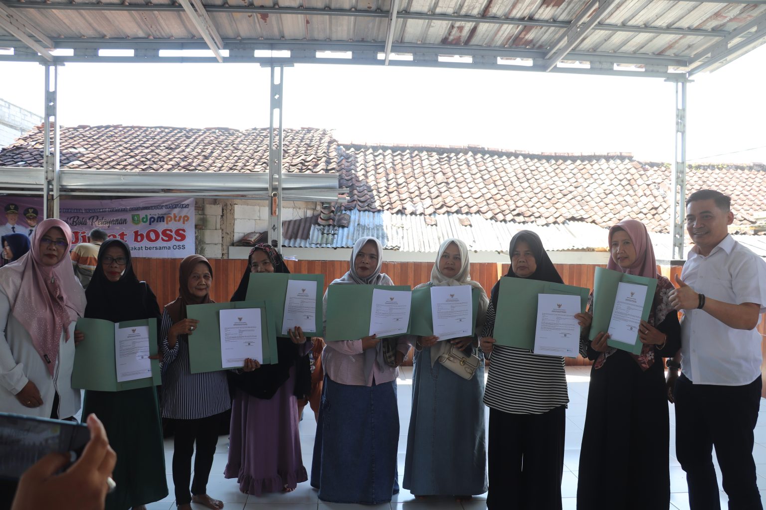 ANTUSIAS: Sejumlah warga saat mendapatkan pelayanan Si Jimat Boss yang diselenggarakan DPMPTSP Kota Sukabumi, Rabu (7/5).(FT: IST)