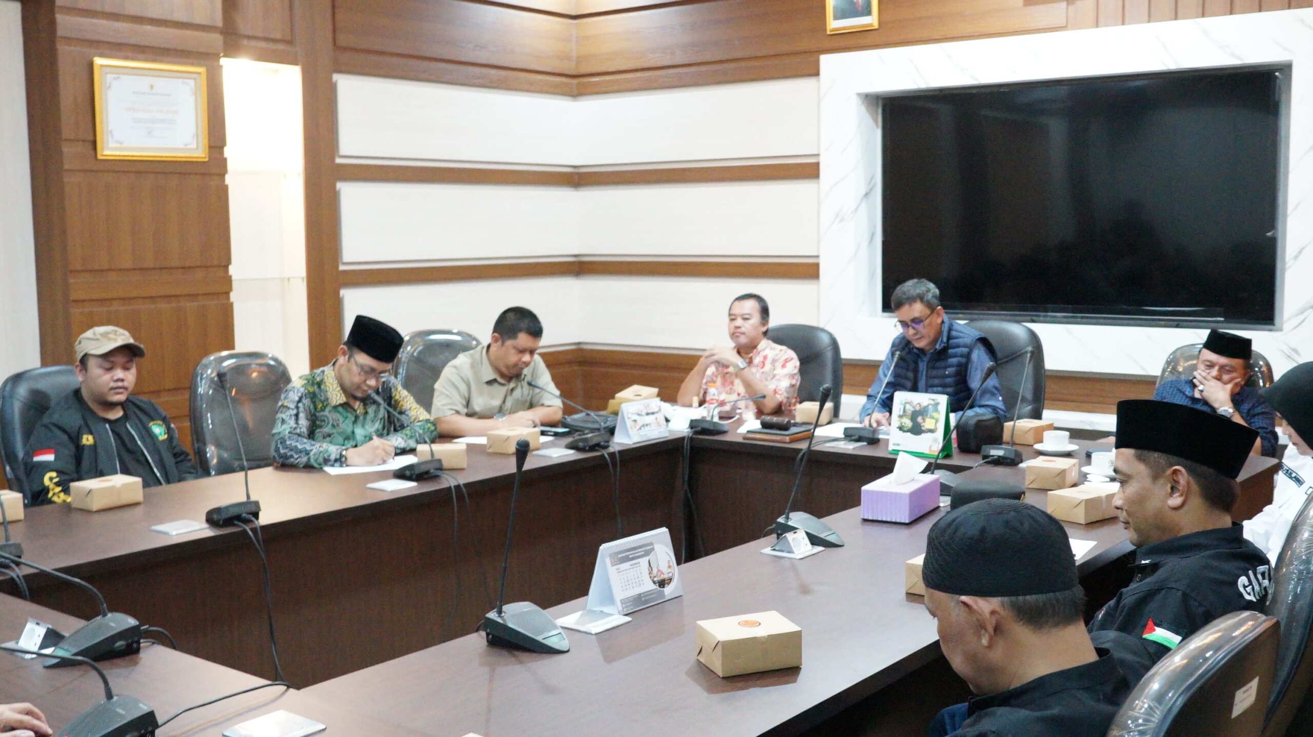 AUDIENSI: Anggota Komisi III DPRD Kota Sukabumi, Danny Ramdhani menyatakan kesepahamannya dengan Ormas Garis terkait sejumlah persoalan yang tengah mencuat. (foto : ist)