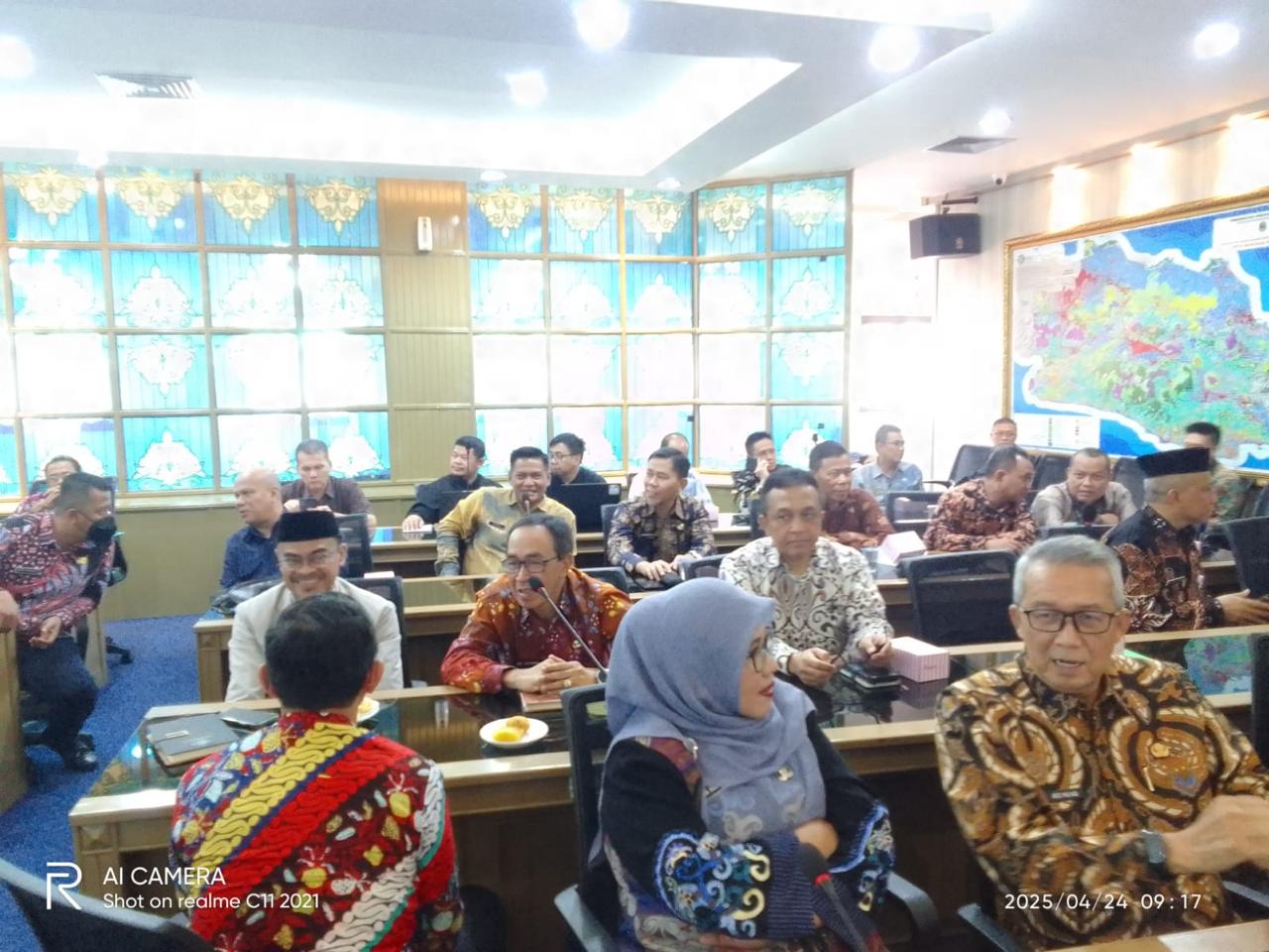 Sejumlah peserta saat mengikuti pembentukan Koperasi Merah Putih di Gedung Pakuan Bandung.