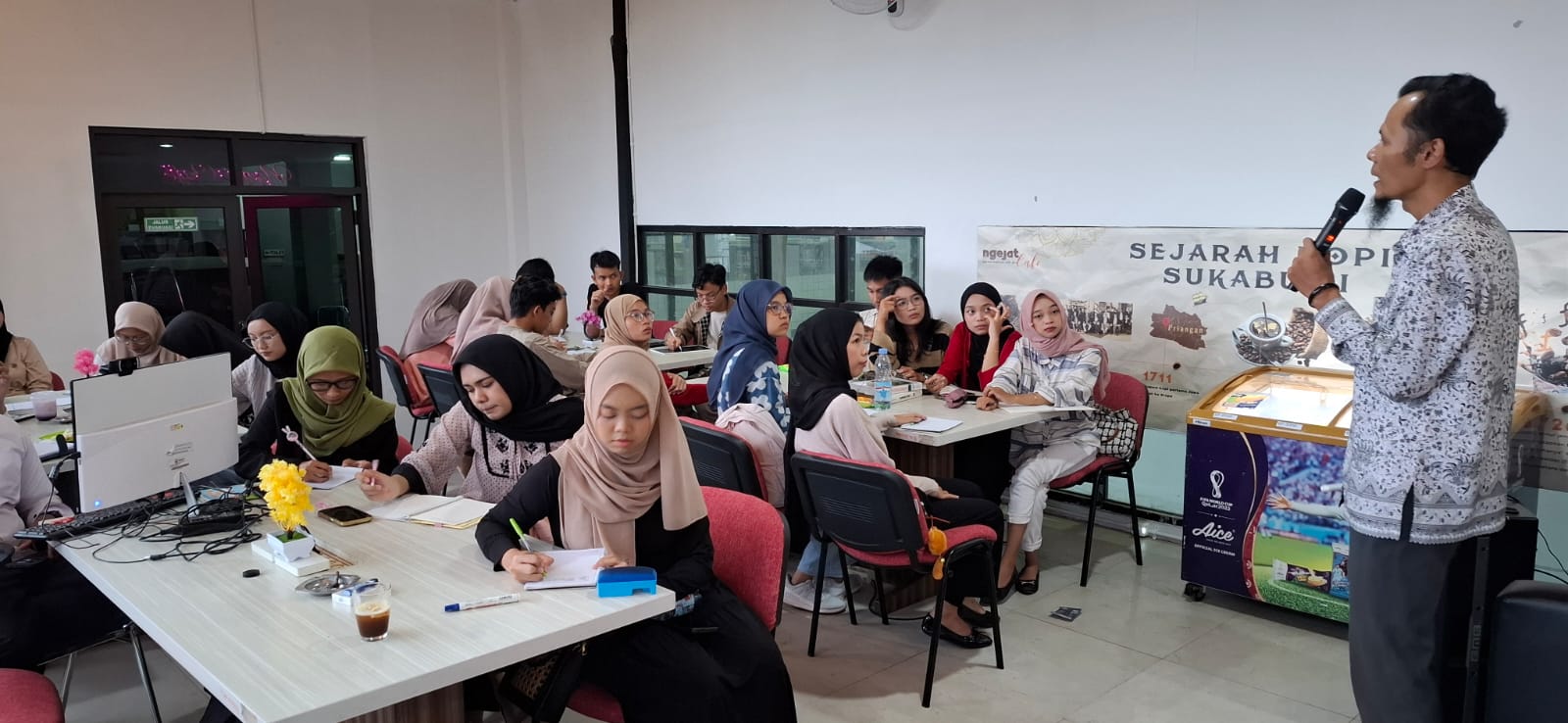 Sejumlah peserta tampak antusias mengikuti Kelas Bahasa Jepang yang diselenggarakan Di Arpus Kabupaten Sukabumi.