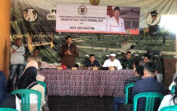 MENYERAP : Anggota Komisi IV DPRD Kabupaten Sukabumi, Uden Abdun Natsir, saat reses di Bale Sawala, Desa Kebonpedes, Kecamatan Kebonpedes, Kabupaten Sukabumi pada Rabu (7/5). (FOTO : DENDI/RADAR SUKABUMI)
