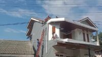 Detik-detik Pekerja Bangunan di Cikakak Sukabumi Tersengat Listrik 