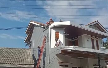 Korban saat dievakuasi warga dan personel kepolisian serta Damkar.(FOTO : NANDI/ RADARSUKABUMI)