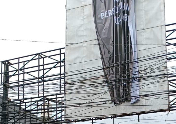 PENERTIBAN: Pemkot Sukabumi saat melakukan penertiban reklame yang tidak memiliki izin PBG, belum lama ini.  (FT: BAMBANG/RADARSUKABUMI)
