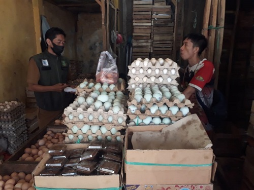 BERJUALAN: Salah seorang pedagang di Pasar Gudang dan Pasar Pelita Kota Sukabumi, saat berjualan, Jumat (9/5).(Foto : ist)