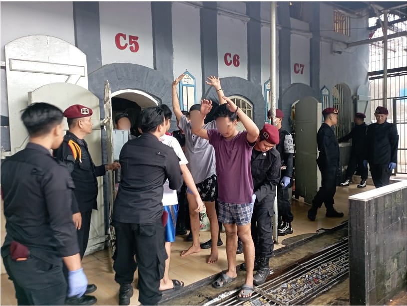 PEMERIKSAAN: Lapas Kelas IIB Sukabumi saat melakukan pemeriksaan warga binaan, Jumat (9/5).(FT: IST)