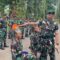 DISAMBUT : Komandan Batalyon Armed 13/ Nanggala, Letkol Arm Wahib Mustofa Fathurrahman, M.Han, saat menyambut penerimaan warga baru di depan Mako Batalyon, Desa Sukamulya, Kecamatan Cikembar, Kabupaten Sukabumi, belum lama ini.(FOTO : UNTUK RADAR SUKABUMI)