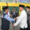 DIBERANGKATKAN : Wakil Bupati Sukabumi, Andreas saat menyerahkan bendera merah putih kepada Ketua Kloter 18 Lukman Hakim di Komplek Pusbangdai Cikembang, Desa Sukamulya, Kecamatan Cikembar, Kabupaten Sukabumi pada Jumat (9/5) siang.(FOTO : UNTUK RADAR SUKABUMI)