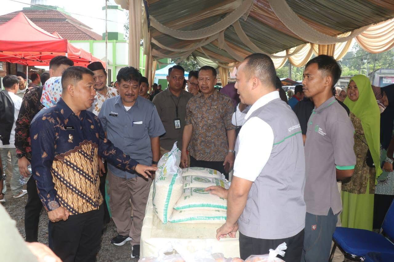DITINJAU : Wakil Bupati Sukabumi, Andreas saat meninjau OPM di lapangan Palagan Bojongkokosan, Kecamatan Parungkuda, Kabupaten Sukabumi pada Jumat (9/5) pagi.(FOTO : UNTUK RADAR SUKABUMI)