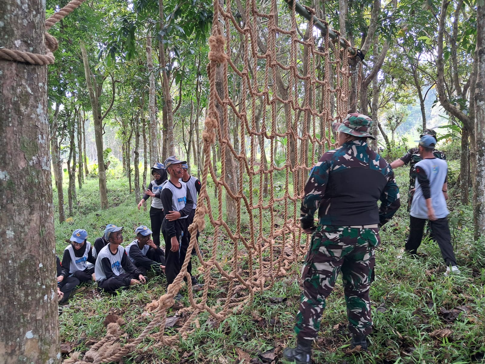DITEMPA : Anggota Koramil 0622-07/Jampangtengah, saat membina siswa SMAN 1 Jampangtengah.(FOTO : UNTUK RADAR SUKABUMI)
