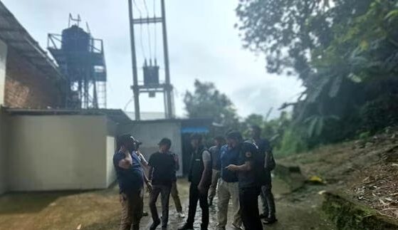 SIDAK: Tim gabungan dari Kantor Imigrasi Kelas I Non TPI Sukabumi melakukan sidak di Kampung Cibolang, Desa Citepus, Kecamatan Palabuhanratu, Jumat (9/5).(foto : ist)