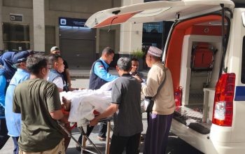 DIEVAKUASI : Agung Dewanto (60), jemaah haji asal Kampung Cimaja Girang, RT 04/RW 03, Desa Cimaja, Kecamatan Palabuhanratu, saat hendak dievakuasi ke RS Al Haram, Madinah.(FOTO : UNTUK RADAR SUKABUMI)