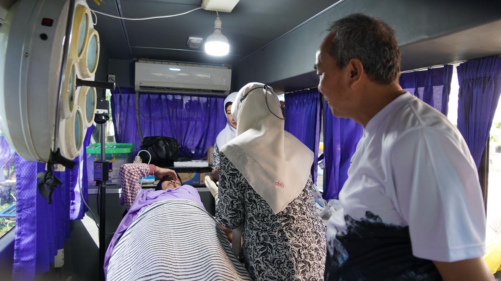DILAYANI : Petugas DPPKB Kabupaten Sukabumi saat melayani warga untuk mengikuti implant pada perayaan HUT IBI ke 74 di Aula Gedung Mahoni, Kecamatan Sukaraja pada Sabtu (10/05).(FOTO : UNTUK RADAR SUKABUMI)