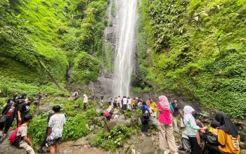 MENIKMATI : Sejumlah wisatawan saat menikmati keindahan panorama alam di kawasan wisata Curug Cibeureum PH Sukabumi pada Senin (12/05).(FOTO : UNTUK RADAR SUKABUMI)