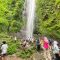 MENIKMATI : Sejumlah wisatawan saat menikmati keindahan panorama alam di kawasan wisata Curug Cibeureum PH Sukabumi pada Senin (12/05).(FOTO : UNTUK RADAR SUKABUMI)