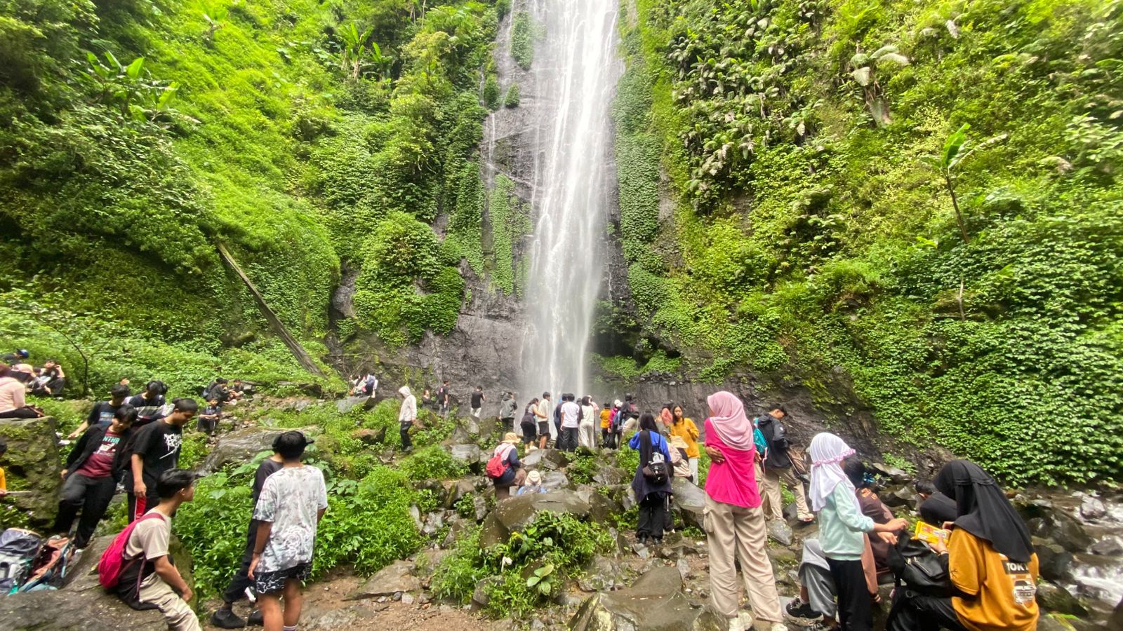 MENIKMATI : Sejumlah wisatawan saat menikmati keindahan panorama alam di kawasan wisata Curug Cibeureum PH Sukabumi pada Senin (12/05).(FOTO : UNTUK RADAR SUKABUMI)