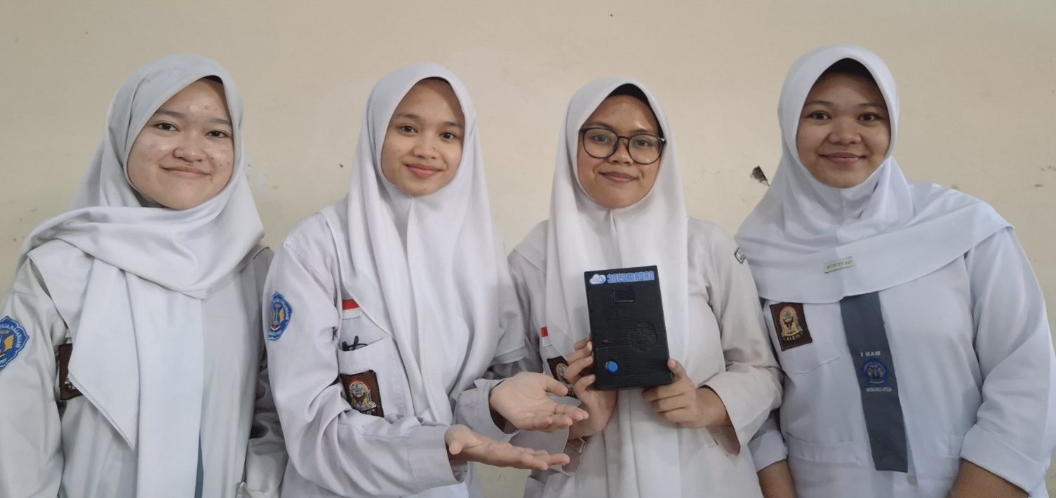 PRESTASI: Para pelajar MAN 1 Kota Sukabumi tidak hanya pandai mengaji, tapi mampu membuktikan bahwa mereka lolos Grand Final SIC dengan Solusi AI & IoT.