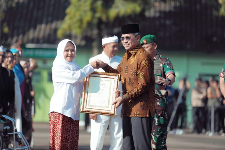 SELALU BERPRESTASI : Sri Intan Siswi SMKN 2 Sukabumi saat menerima penghargaan sebagai siswi berprestasi di acara perayaan Hari Pendidikan Nasional di Bandung, Jawa Barat, Jumat (2/5/2025). Sri Intan meraih Juara 1 silat tingkat internasional.